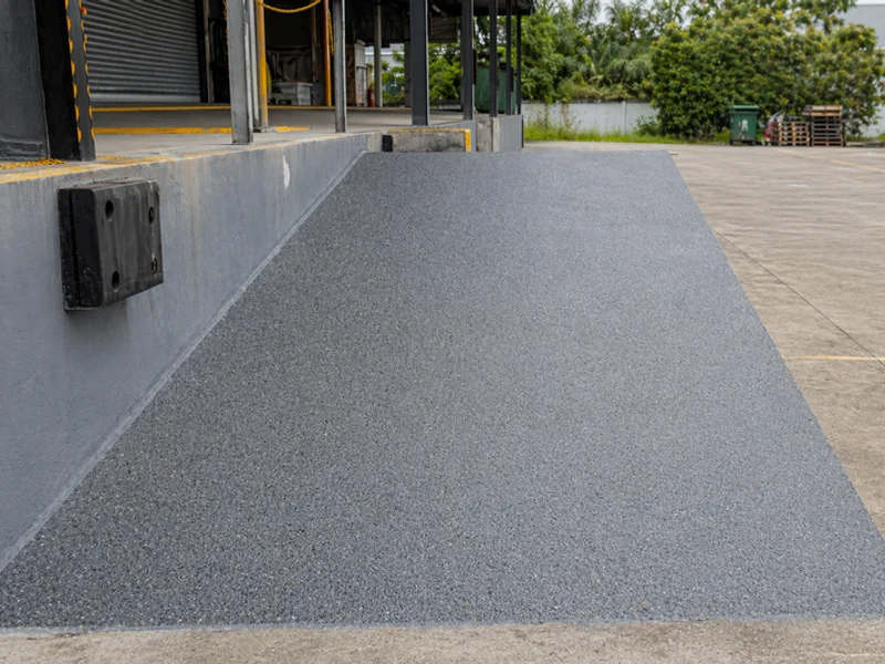 R11 anti-slip outdoor ramp with drainage